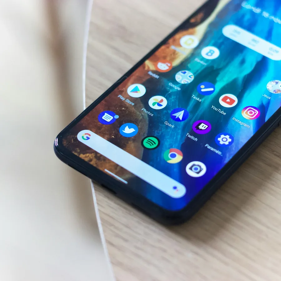 Smartphone Android su tavolo di legno